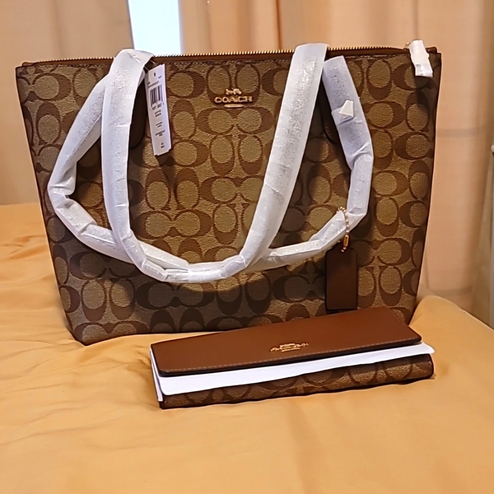 NWT Coach should/tote plus matching wallet